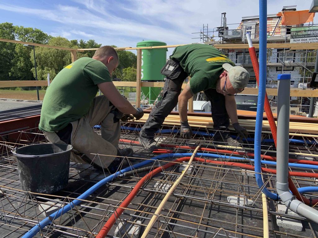 Werknemers aan het werk bij een nieuwbouw huis